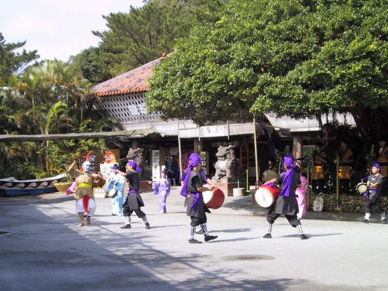沖縄の盆踊りか？